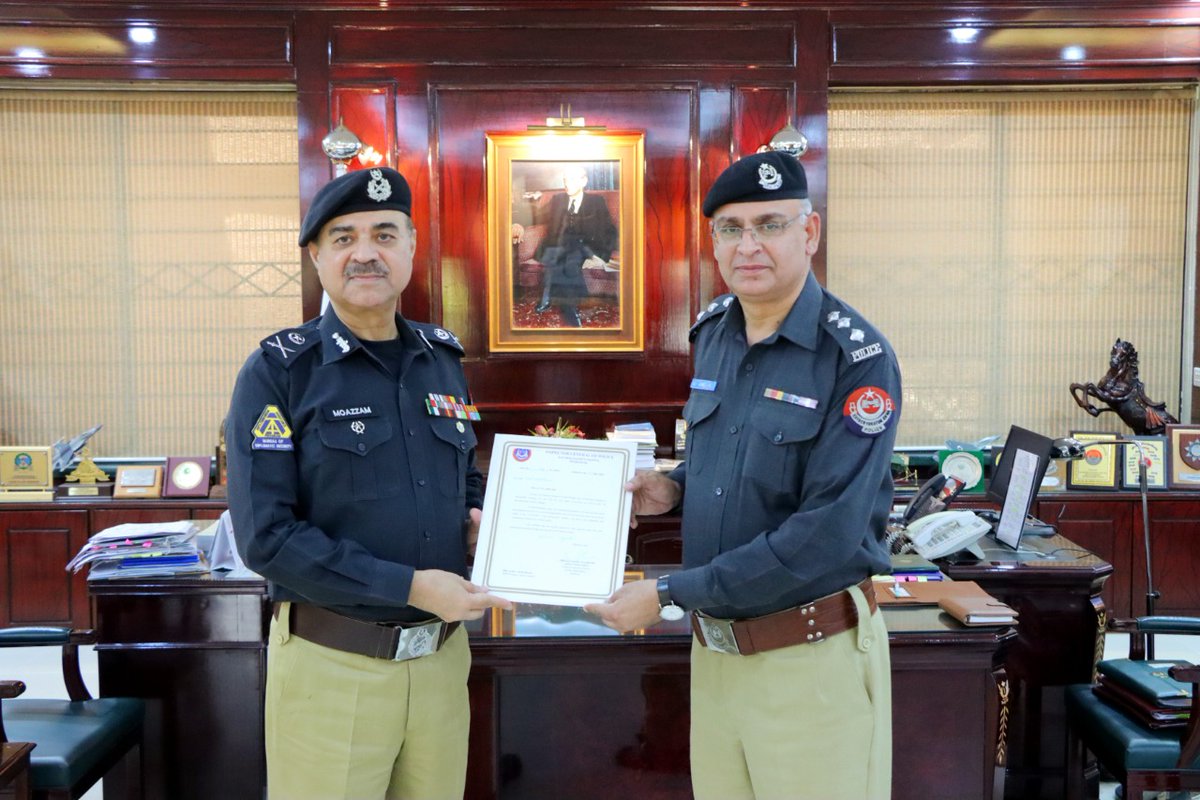 HaripurPolice's tweet photo. آئی جی  پولیس خیبر پختونخوا معظم جاہ انصاری تھانہ کوٹ کی حدود موٹر وے پر 2 کروڑ سے زائد کی ڈکیتی میں ملوث ملزمان کو ٹریس کرکے گرفتار کرنے اور مسروقہ رقم کی برآمدگی پر ڈی پی او ہری پور لیفٹینٹ کمانڈر (ر) کاشف آفتاب عباسی و دیگر افسران کو تعریفی اسناد اور نقد انعام دیتے ہوئے۔ https://t.co/4VElCYUTg3