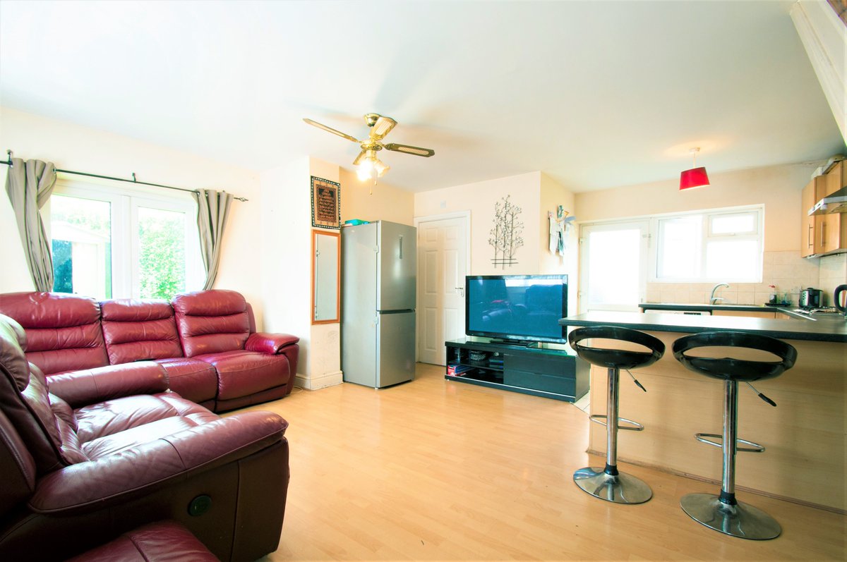 Flatmans's tweet photo. The Flatman Partnership is delighted to introduce this rarely-available, 2-bedroom, end-terraced house, located in a quiet and secluded area, within close proximity to the center of Slough.

If you are interested in viewing this property, please give us a call on 01753 593888 📞 https://t.co/qOadIFB8ll