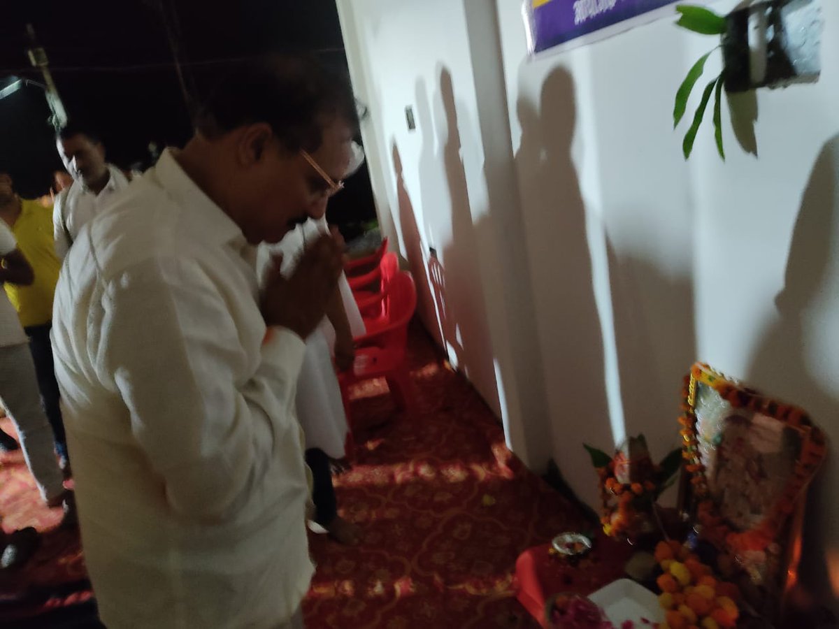 yogeshshuklabkt's tweet photo. और देवता चित्त ना धरई ।
हनुमत सेइ सर्ब सुख करई ॥

आज अवधपुरम कालोनी दसौली मे ज्येष्ठ माह के पाँचवे बड़े मंगल  के पावन अवसर पर आयोजित भंडारा में सम्मिलित होकर प्रसाद ग्रहण करने का सौभाग्य प्राप्त हुआ ।

श्री हनुमान जी आप सभी को सुख,सम्पन्नता एवं आरोग्यता से परिपूर्ण रखे l https://t.co/ocG6Ch13Mr
