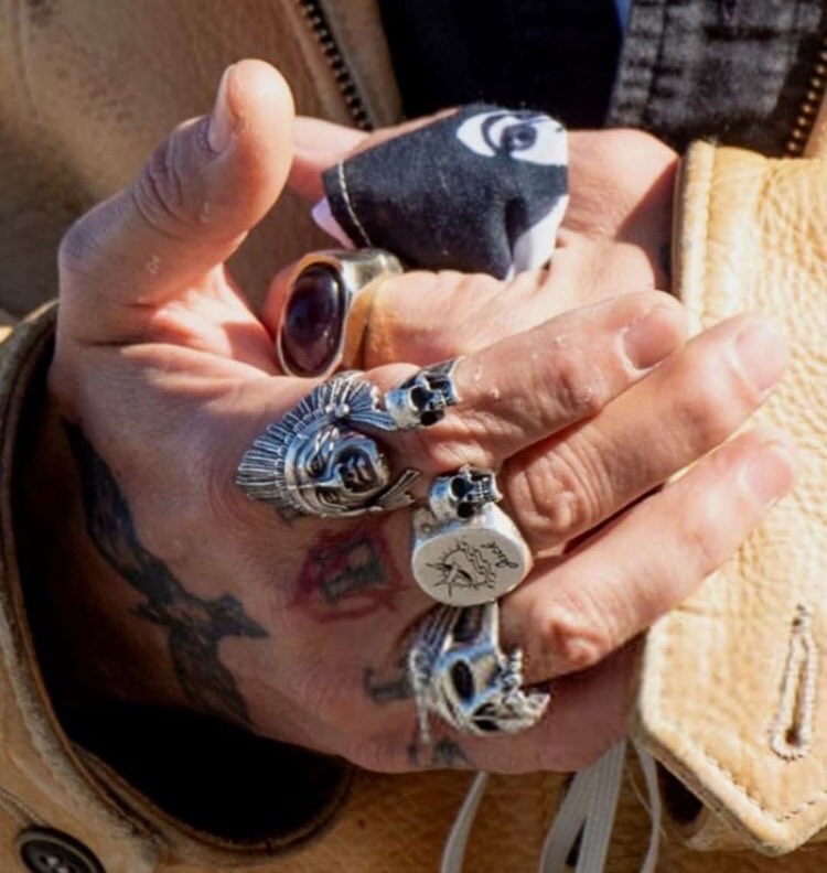 remverse_'s tweet image. just a picture of johnny depp’s scissor hands, how come i never noticed these🤨