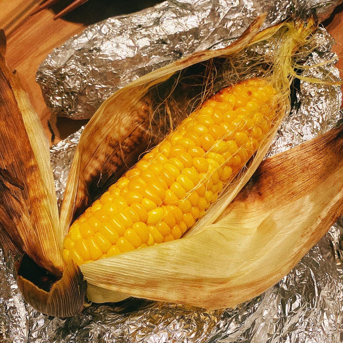mituhanomori's tweet photo. 焼きとうもころし。
まさしく、ころされちゃいました。

雨の運動の焚き火から生まれた
最高のプレゼント。

#焚き火 #竹の焚き火 #焼きとうもろこし #竹炭焼き #みつはの杜 #nanointention #浜松市 #浜名湖 #水 #里山再生 #人と生物の共生 #モデルケース #自然保護区つくってます #328 https://t.co/OXT59DFXXe