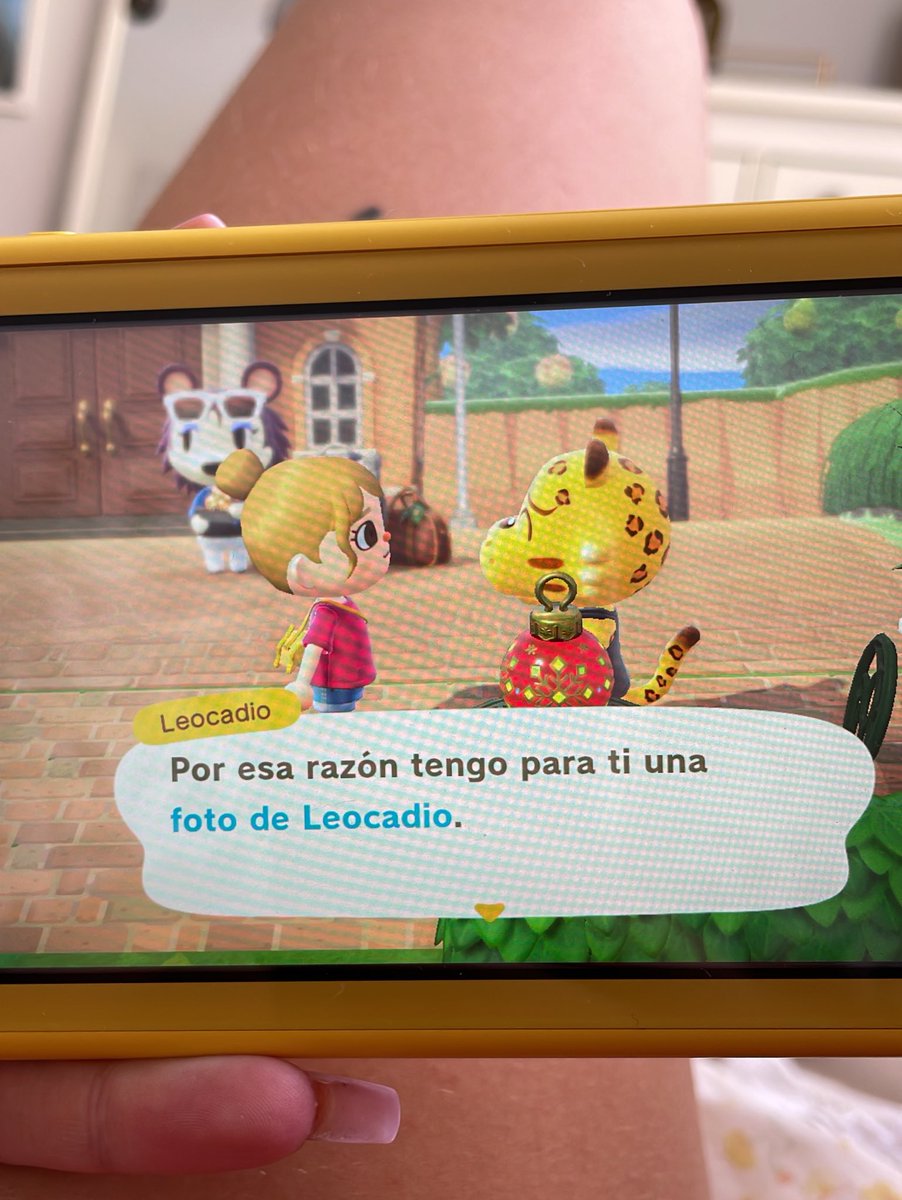 bubiland_ACNH's tweet photo. Yo dándole regalos a Leocadio para que me diera su foto, lo consigo, voy a añadirlo al hilo que tengo anclado en mi perfil y descubro que ya me la dio en enero 😂😂 es lo que tiene llevar meses sin jugar 😃 https://t.co/2dZY2LR202
