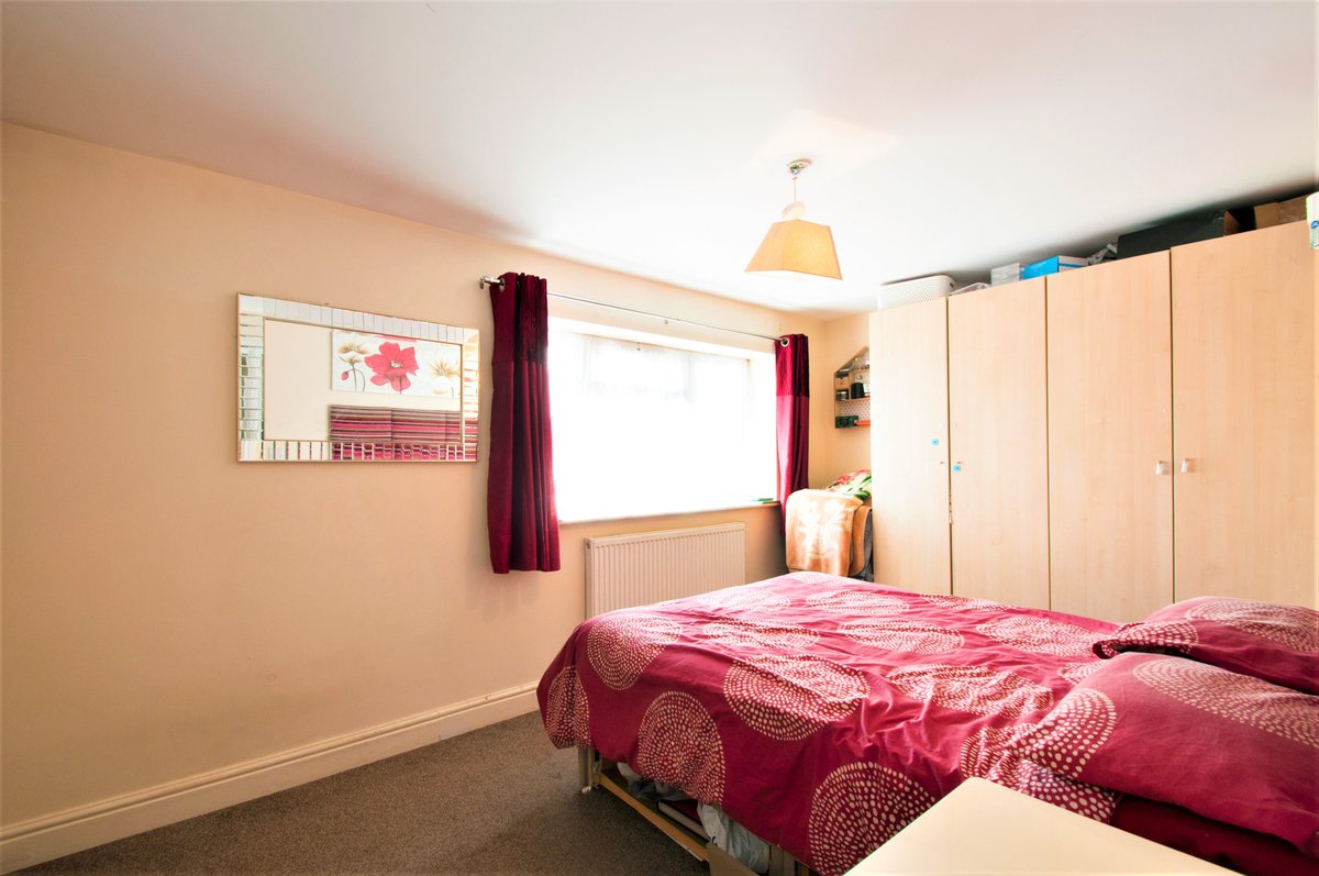 Flatmans's tweet photo. The Flatman Partnership is delighted to introduce this rarely-available, 2-bedroom, end-terraced house, located in a quiet and secluded area, within close proximity to the center of Slough.

If you are interested in viewing this property, please give us a call on 01753 593888 📞 https://t.co/qOadIFB8ll