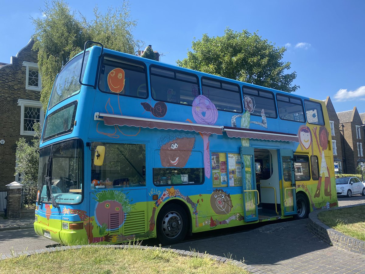 JoeWalkerUK's tweet photo. Fantastic to see the wonderful @HackneyPlaybus back out in the community working with and supporting families in De Beauvoir this afternoon. #HackneyCommunity #HackneyFamilies https://t.co/ZhCVHDzGf0