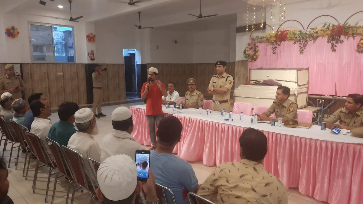 Dsptripurari's tweet photo. सराहनीय ...
        सर्किल कर्नलगंज में "मोहल्ला मीटिंग" संपादित की गई और इसके माध्यम से "पुलिस युवा मित्र" बनने हेतु युवाओं को  प्रेरित किया और  बेहतर समन्वय हेतु स्थानीय लोगों से संवाद स्थापित किया.... @Uppolice https://t.co/izF5LmuUhX https://t.co/chm0igt7V1