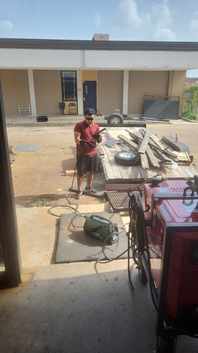 CoachPearce2's tweet photo. Summer welding going strong. @cte_sbisd @SpringWoodsHigh @SBISD https://t.co/2uBZ9ALdMm