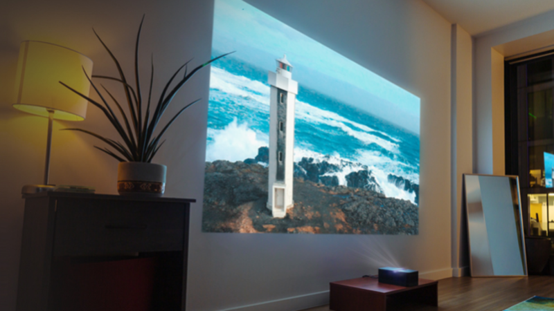 Mac4ever's tweet photo. Un projecteur Philips 1080p à focale ultra courte à 599€ #Mac4Ever #Philips #ScreeneoU4 #UltraCourteFocale https://t.co/OxjEX51Ak3 https://t.co/TDi7GDGknY
