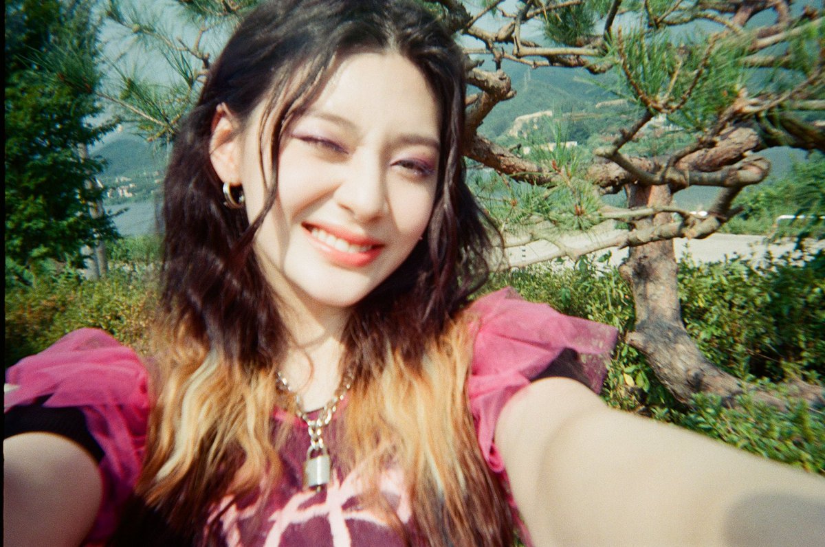 yoonostalgic's tweet photo. pra mim a seeun passa uma vibe de fadinha mesmo, um ser místico da natureza
vocês não sentem essa energia nela? ela parece tão pura? não sei explicar, mas é uma coisa boa demais
#PEACH_SEEUN_DAY
@STAYC_official https://t.co/zfbevMCE7o