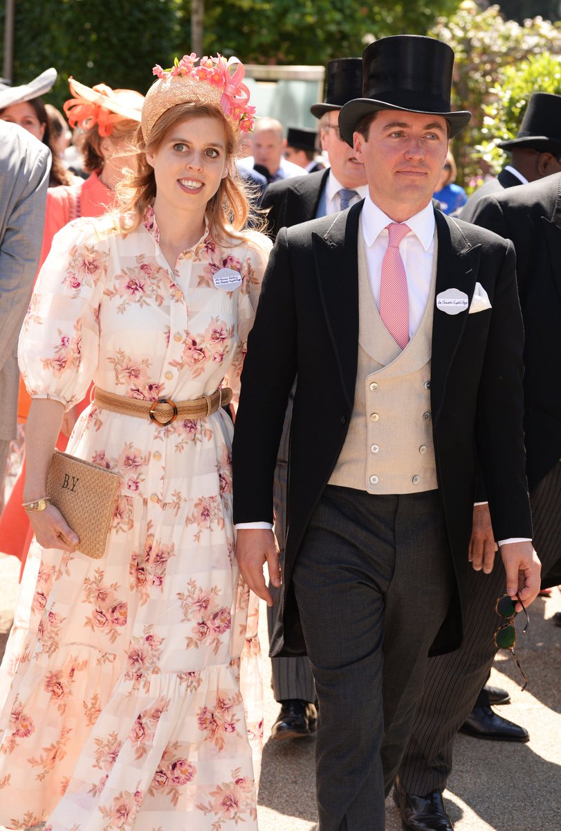RegalEyes's tweet photo. Princess Beatrice, Edoardo Mapelli Mozzi , Zara Tindall with husband Mike Tindall and kissing uncle The Prince of Wales at the first day of Royal Ascot. https://t.co/iLOcNo5Tup