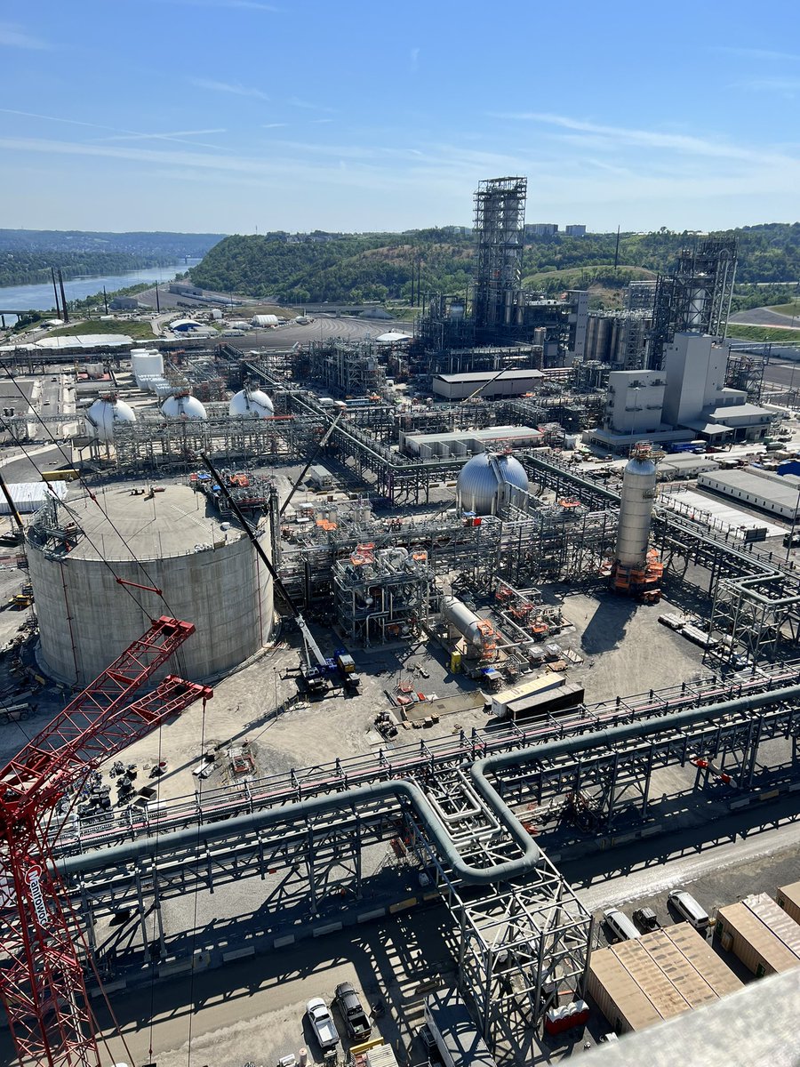 greenpariahTTV's tweet photo. @ashleyscastro Not me an ironworker with no degree, making $90 an hour with bennys, $37/hr take home, after completing a three year apprenticeship with only 30 weeks of in class time. Please, everyone, if you don’t like college, and are able bodied, look into apprenticeships. https://t.co/cQgF7ZPJTX
