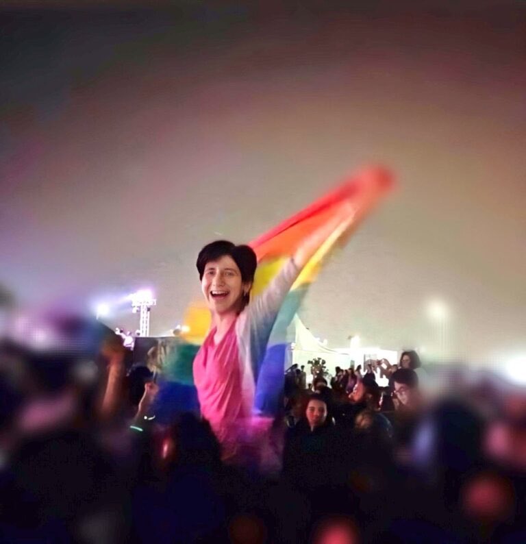 jasmineuphorie's tweet photo. Il y a deux ans, Sarah Hegazi, militante queer égyptienne, se suicidait après avoir été arrêtée et torturée en prison pour avoir brandi un drapeau LGBT+ lors d’un concert au Caire.

Paix et amour à toutes les personnes queer du monde arabe qui luttent pour leurs droits. https://t.co/CTZN1r8YH5