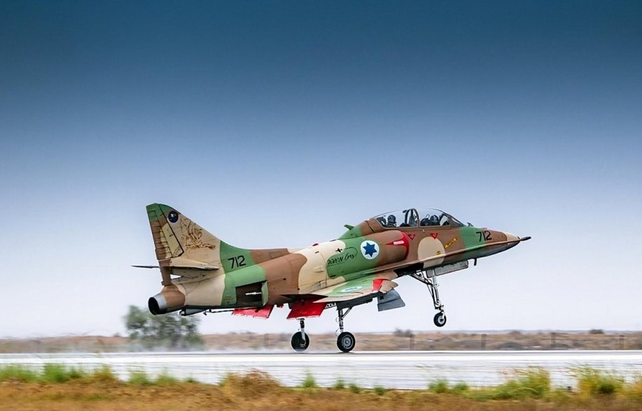 IAFsite's tweet photo. #KnowYourAircraft - McDonnell Douglas A-4 Skyhawk ("Ayit" (Eagle))
The Skyhawk era in Israel was opened on December 29th, 1967, when the first four Skyhawks were unloaded from a ship that arrived at the Haifa Port and absorbed into the "Valley" and the "Flying Tiger" Squadrons. https://t.co/P2VD3rGrPD