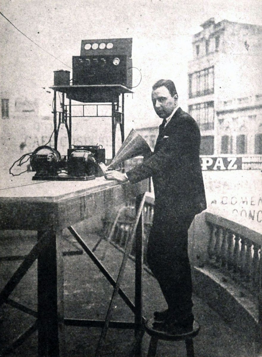 fedelarrocca's tweet photo. Este 2022 se cumplen 100 años de la primer transmisión comercial de radio en el Uruguay. Con esa excusa, voy a armar un par de hilos que cuenten la historia, arrancando con este, sobre la prehistoria de la radio. Involucra a Marconi, Maxwell, Hertz, Tesla y hasta el Titanic. 1/ https://t.co/DRvAHAI3q2
