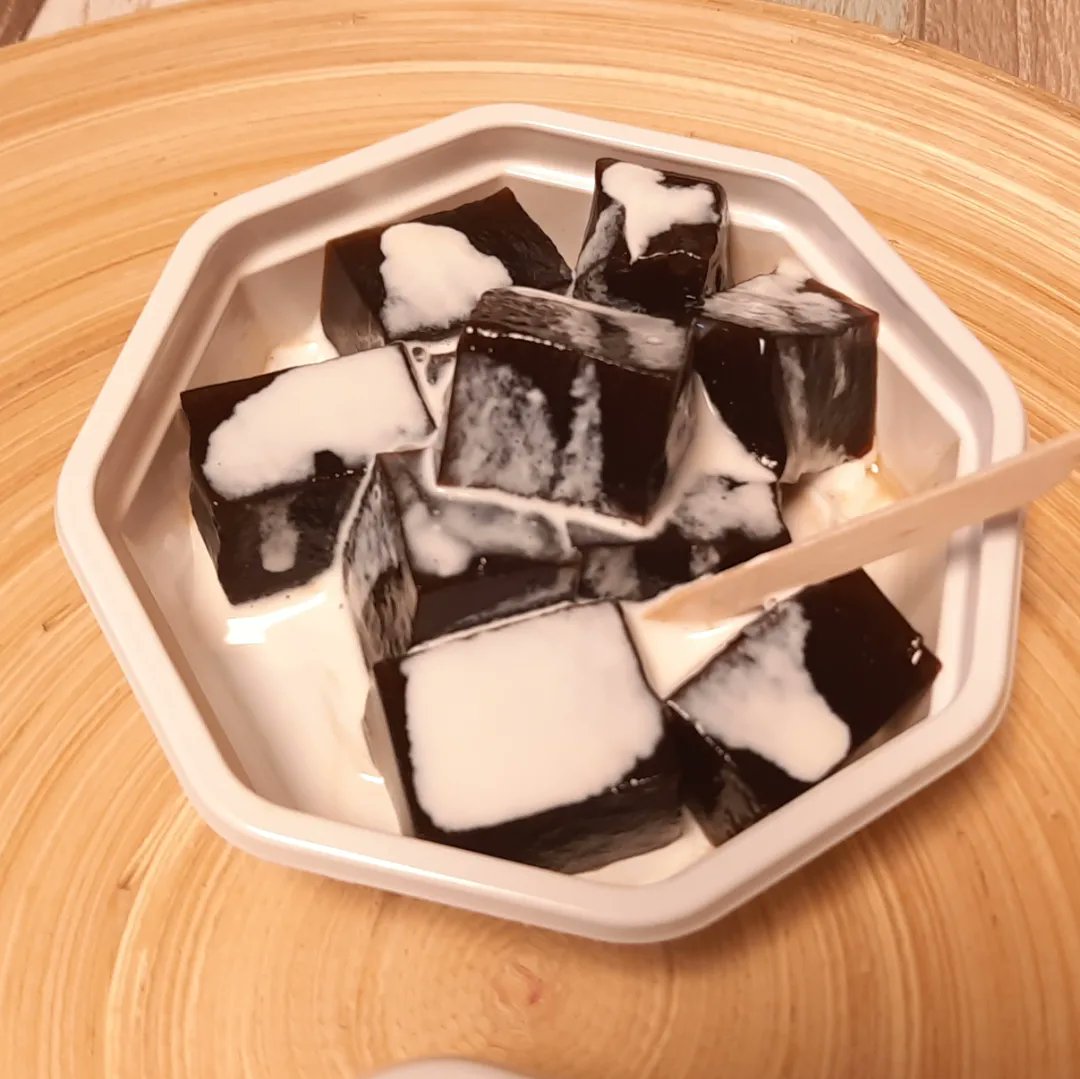 happoudou's tweet photo. 珈琲わらびです😊

もっちりとしたコーヒーのわらび餅に、ミルクをかけて、お召し上がりください。コーヒーの良い香りと、ミルクとの相性が抜群ですよ😆

明日は雨の定休日です😌

https://t.co/4Pj7hie3qv

#珈琲わらび #わらび餅 #和菓子が好きな人と繋がりたい #八宝堂 #宮代町 #wagashi #happoudou https://t.co/GqIEE6mKBD