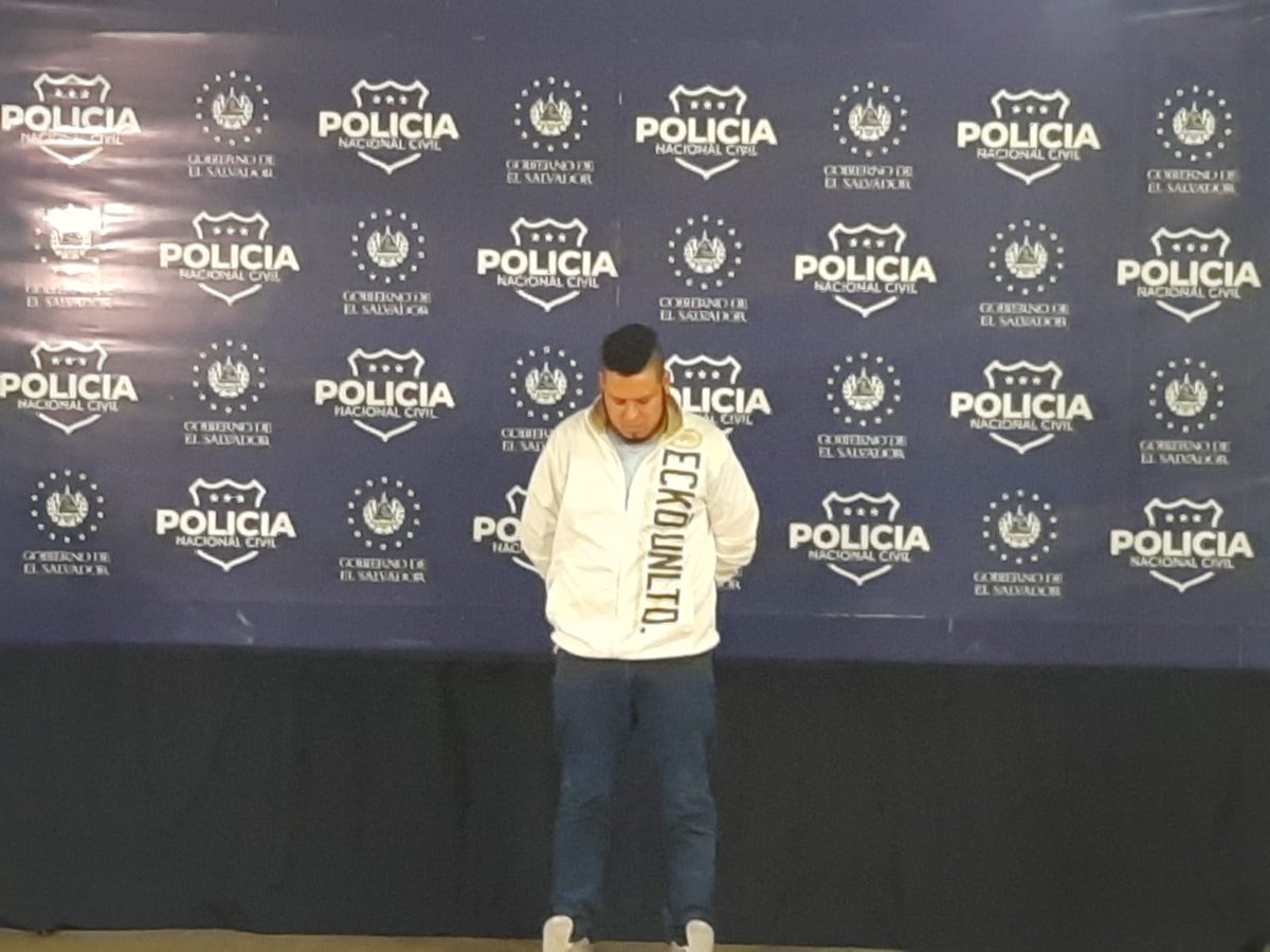 TelenoticiasGMV's tweet photo. Gabinete de Seguridad presentó a este sujeto identificado como Juan Manuel Cruz de 31 años, acusado del asesinato de un árbitro en una cancha de fútbol en la colonia Miramonte de San Salvador. 

Vía: @WAguilarGMV https://t.co/W5JitEz6L1