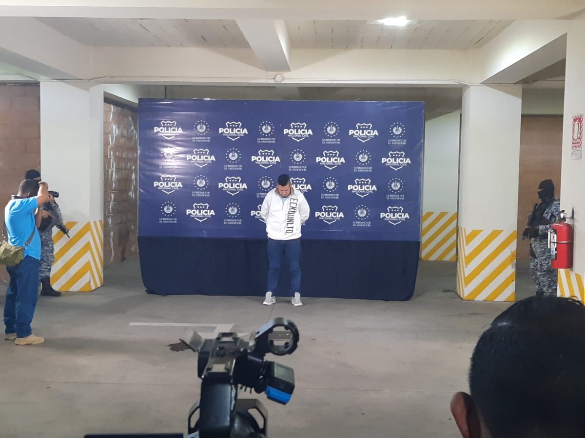 TelenoticiasGMV's tweet photo. Gabinete de Seguridad presentó a este sujeto identificado como Juan Manuel Cruz de 31 años, acusado del asesinato de un árbitro en una cancha de fútbol en la colonia Miramonte de San Salvador. 

Vía: @WAguilarGMV https://t.co/W5JitEz6L1