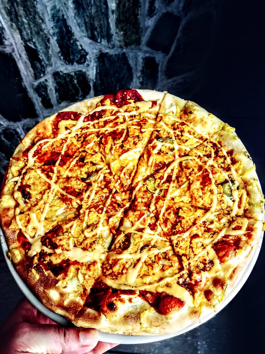 Доритос пица е нешто за што ќе се зборува со години. Направивме превкусна пица во духот на сите нас омилениот чипс Доритос начо, со состојќи кои страшно потсеќаат на истоимениот чипс.