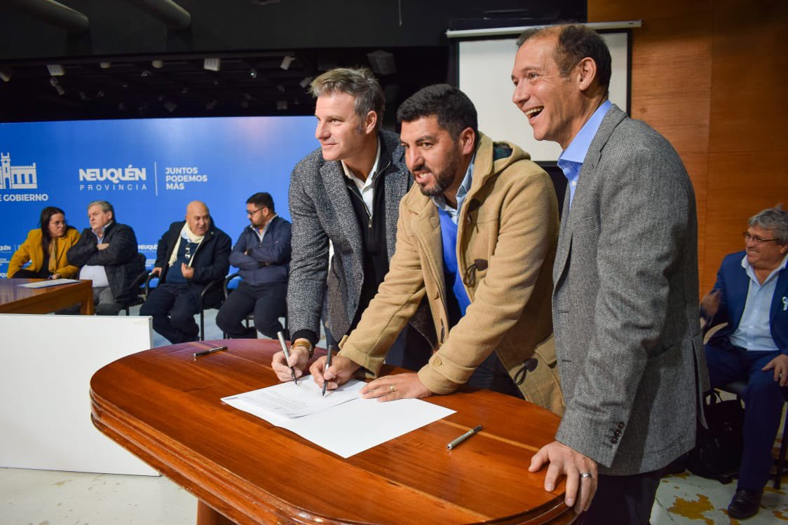 Esta mañana acompañe al gobernador <a href="/OmarGutierrezOk/">Omar Gutierrez</a> en la firma del convenio junto al <a href="/MinHabitatAR/">Ministerio de Desarrollo Territorial y Hábitat</a> para desarrollar 2016 lotes con servicios en 12 localidades de la provincia.
Una gran iniciativa en la que confluyen el ejecutivo nacional, provincial y municipal.