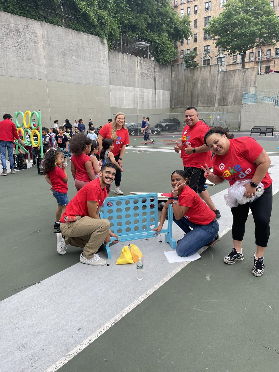 Volunteering @ P.S 48 Field Day <a href="/SandyTGT/">Sandy Hayes</a> <a href="/TatCamacho/">Tatiana</a> @LaurenLamadore <a href="/RobDeMo20/">Rob DeMarino</a> <a href="/JeffH166/">Jeff H</a> <a href="/ETLJavs/">Javier Sanchez</a> <a href="/therealdandan2/">Dan Rivera</a>