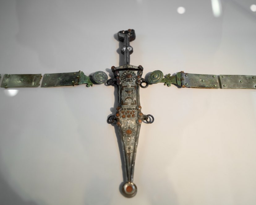 AprendeAsere's tweet photo. Daga romana ( #Pugio ) con su vaina y cinturón recuperados de un cementerio cerca del campamento militar romano Haltern am See, Alemania. Dara de alrededor del año 50 Después de Cristo. #RomanFortThursday https://t.co/b5KAaGnXK3