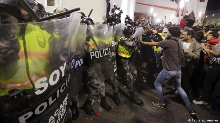 PerseusSan's tweet photo. Así de pacífica era la represión en la época de Mameluco, se respetaban totalmente los derechos humanos @MoniPalaciosZ, claro, usted no se enteró, sobre todo del arrastre a Pérez y Pick, porque estaba bailando en el tubo en los Estados Unidos. https://t.co/htRF6G9xW0