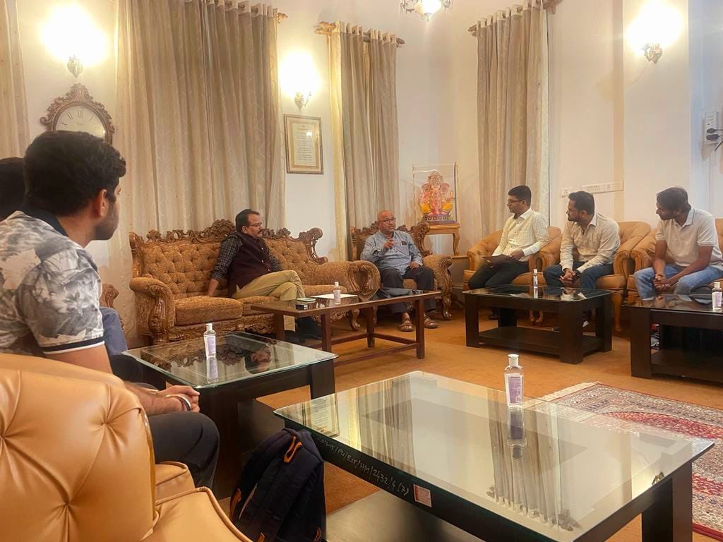 Mihirkchavan11's tweet photo. पुणे विद्यापीठाचे कुलगुरू मा.डॉ.काळे सरांची मा.कल्पेश यादव यांच्यासहित भेट घेण्यात आली.2019 पॅटर्नसाठी लवकरात लवकर प्रश्नसंच उपलब्ध करून देण्यात यावा व उन्हाळी सत्रासाठी मूल्यांकन पद्धतीमध्ये बदल करावा जेणे करून विद्यार्थ्यांना दिलासा मिळेल याबद्दल सरांकडे मागणी करण्यात आली. https://t.co/lMJvljEC22
