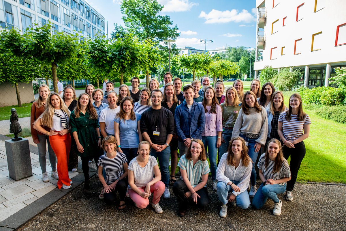 mol_charlotte's tweet photo. Super leuk om vanochtend als een van de vele 'Slimme Gasten' op bezoek te zijn bij Groep 5/6 van een Driebergse basisschool om te vertellen over wat wetten zijn, kinderrechten, en het doen van juridisch onderzoek! Met @UUREBO collega @ENNieuwenhuizen, @UniUtrechtPE #SlimmeGasten https://t.co/LXD8vP514c