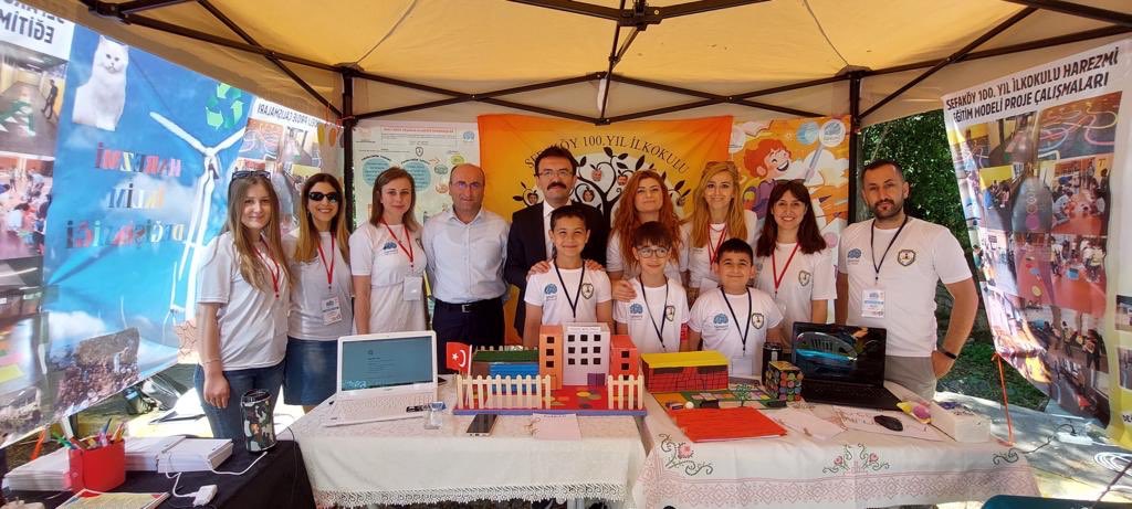 Hârezmî Eğitim Modeli 2022 Şenliği Yıldız Teknik Üniversitesinde 400 ekibin katılımı ile gerçekleşti. Bu büyük etkinlikte ilçemizi temsil eden 21 ekibimize teşekkür ediyoruz.<a href="/tcmeb/">Millî Eğitim Bakanlığı</a> <a href="/memleventyazici/">Levent Yazıcı</a> <a href="/muratgozudok1/">Murat Gözüdok</a>