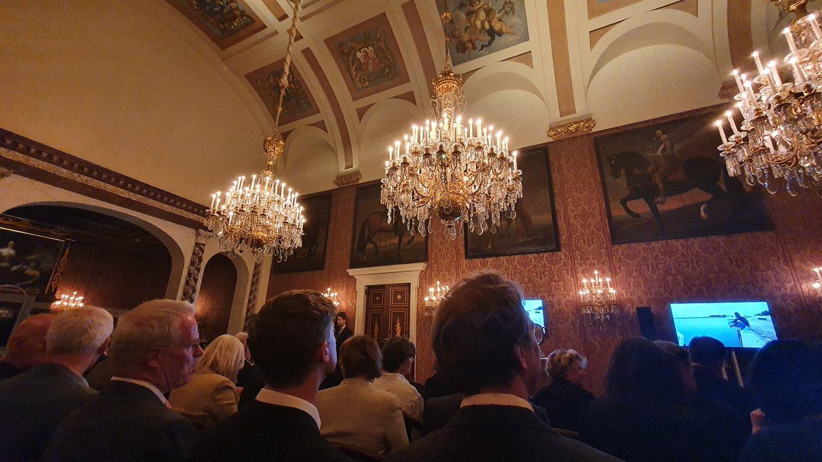 Present op het Paleissymposium over de toekomst van toerisme in aanwezigheid van onze koning en prinses Beatrix.