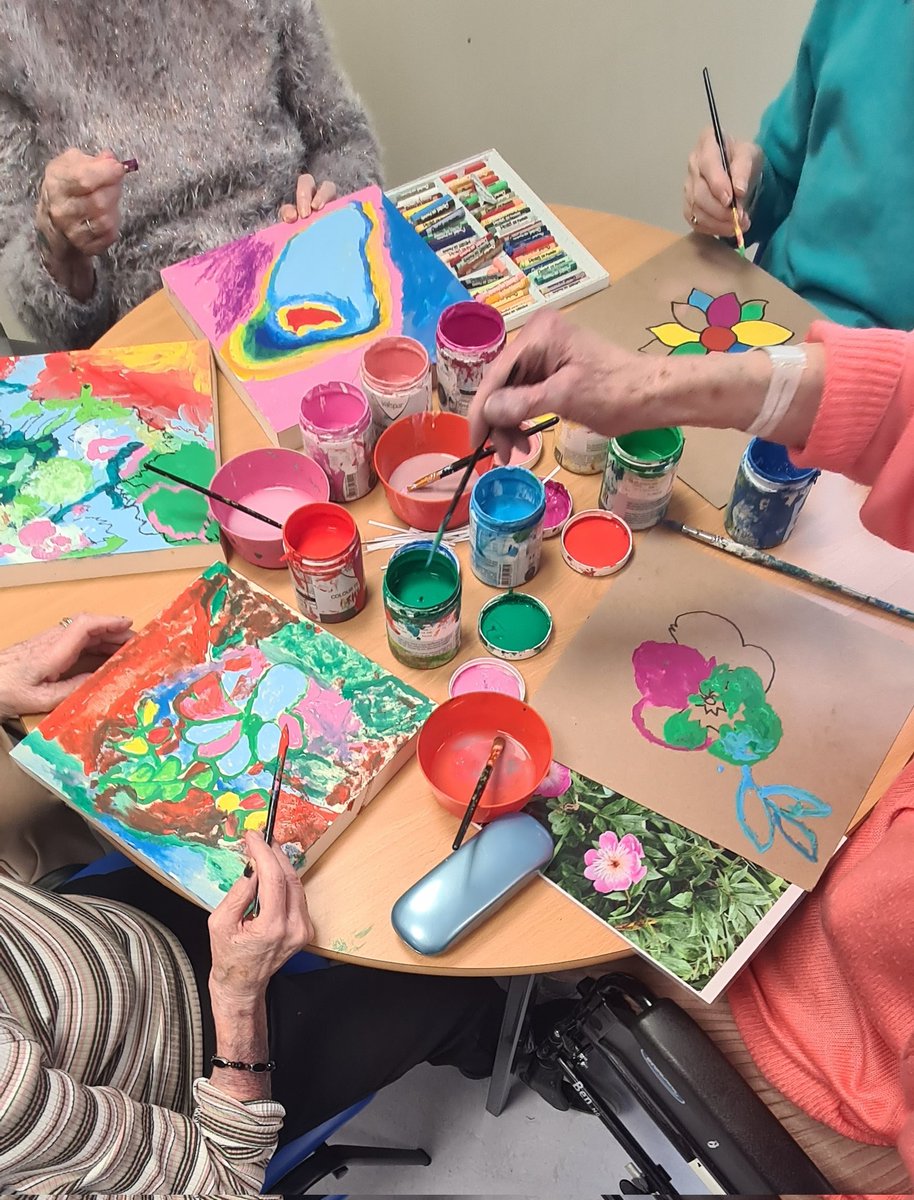 VictoriaCosgro5's tweet photo. Our lovely patients enjoying an afternoon of painting florals with support from our amazing Meaningful Activities Team and ArtLink @MACWGH @WghLothian @MedWgh @GeraldineMars11 https://t.co/I0GLBi1SyN