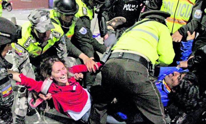 PerseusSan's tweet photo. Así de pacífica era la represión en la época de Mameluco, se respetaban totalmente los derechos humanos @MoniPalaciosZ, claro, usted no se enteró, sobre todo del arrastre a Pérez y Pick, porque estaba bailando en el tubo en los Estados Unidos. https://t.co/htRF6G9xW0