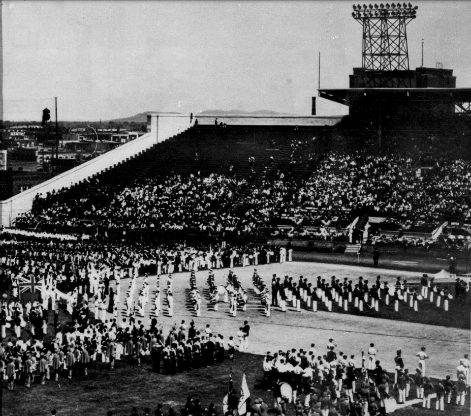 Belle vue des estrades sud (côté du 1er but) du stade De Lorimier et du paysage environnant pendant le festival des écoliers catholiques de Montréal tenu au printemps 1940. Photo parue en une de La Presse en juillet de cette année-là.
