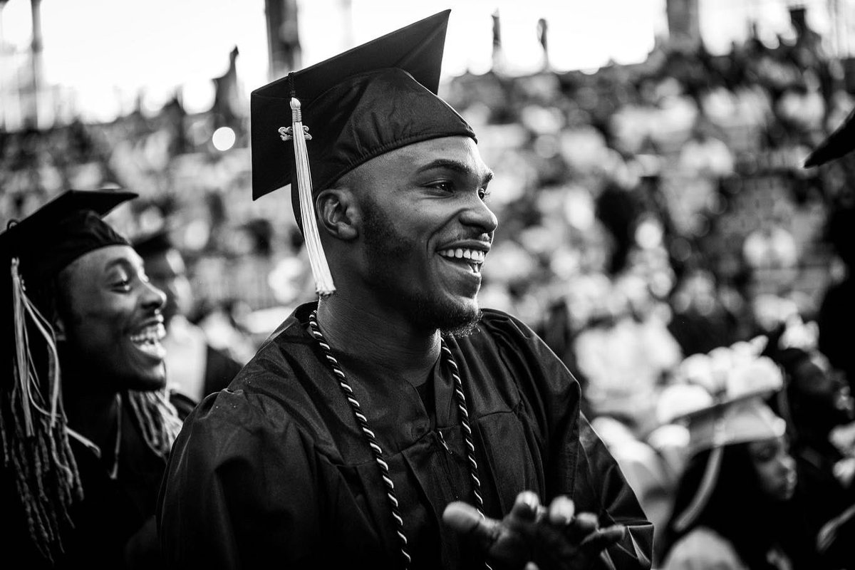 MayorBMScott's tweet photo. .@RealDHHS class of 2022, I am encouraging each of you to go out and create the world that you want to live in! You are the next generation of leaders, and I know that it is in you to make a difference. Go out and make Baltimore proud. https://t.co/D42mdcjYvR