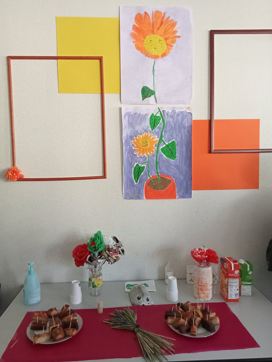 DAHLIR_'s tweet photo. Cet après-midi, le DAHLIR et l'@anef63asso ont organisé le vernissage des œuvres réalisées par leurs bénéficiaires lors d'ateliers artistiques.
Les bénéficiaires ont pu, lors de cet événement, présenter et partager l'histoire derrière les différentes œuvres. https://t.co/1nzKBgKymX