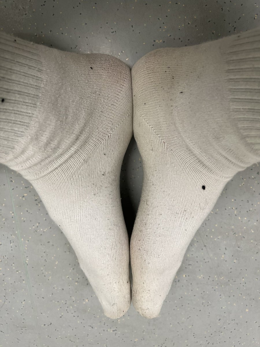 Findomking6's tweet photo. 💸🙏 down to my feet 🦶 you fucking loser! I deserve all your Money! #findom #socksworship #sniffing #paypig #finsub #cashfag #sockfag #betafotze #ALPHA #gay #str8 #alphamaleforslave @nick_gtwb @worshipthefeet1 https://t.co/ztzX8ebIfa