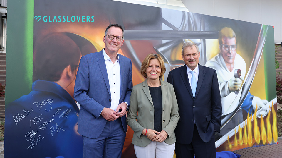 SCHOTT_AG's tweet image. #RLP Minister President Malu #Dreyer, Mainz mayor @michaelebling, and CEO Frank Heinricht inaugurated a melting tank for pharma #glass. The €40 M investment will secure our production of borosilicate glass for the pharma industry. Our new tank even got its very own graffiti. 🎨