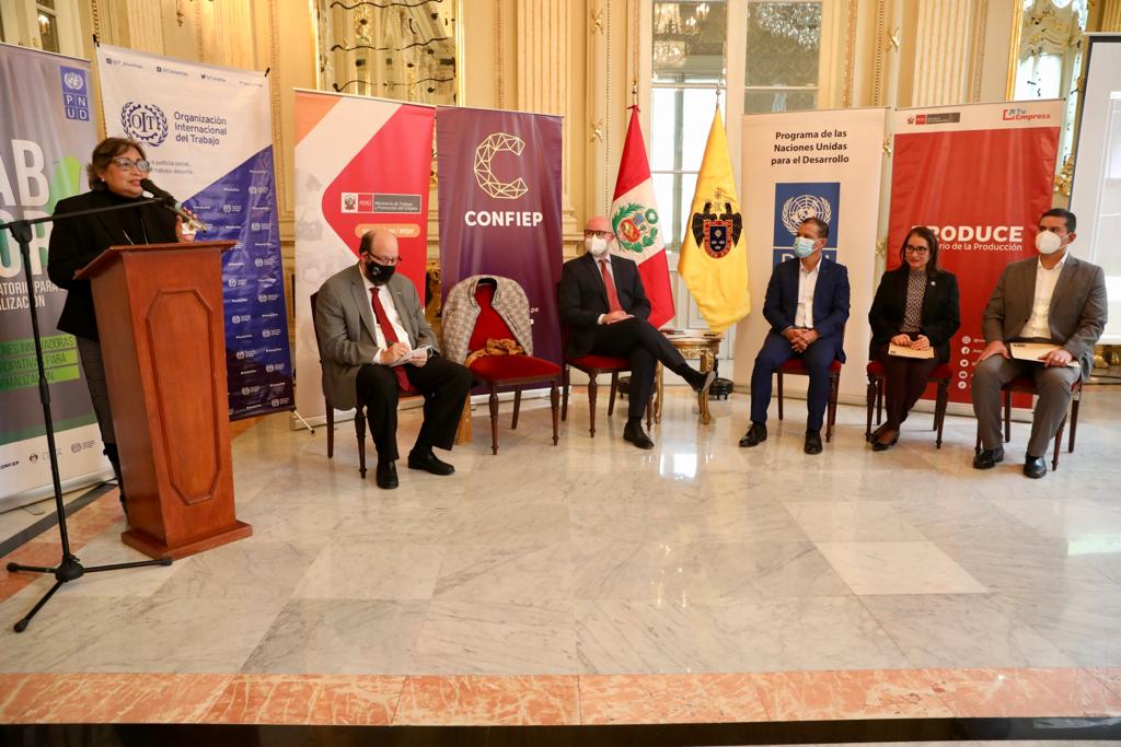 MTPE_Peru's tweet photo. Fanny Montellanos, directora general de la Dirección General de Promoción del Empleo, participa del lanzamiento del Laboratorio de Formalización Laboral (#LABFOR), el cual busca soluciones innovadoras a la problemática de la informalidad en el país.
📺 https://t.co/WXdGH4ABNh https://t.co/uFXvfBnUfk