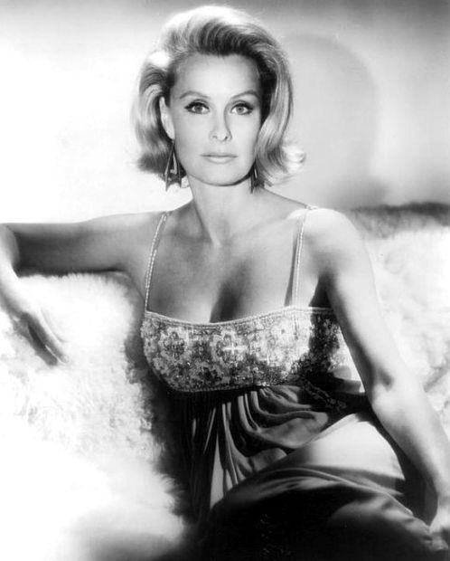Dina Merrill was born into great wealth, but it didn’t stop her from making a name for herself in Hollywood.  She appeared in films like Operation Petticoat, BUtterfield 8, and The Courtship of Eddie’s Father. #DinaMerrill #Socialite #OperationPetticoat #BUtterfield8 #Hollywood