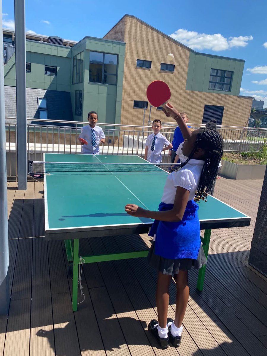 StMarys_SW8's tweet photo. Healthy lunchtimes include healthy food @EdwardsandWard and lots of fun ways to exercise! #healthyfoodweek https://t.co/5pITCwm2aI