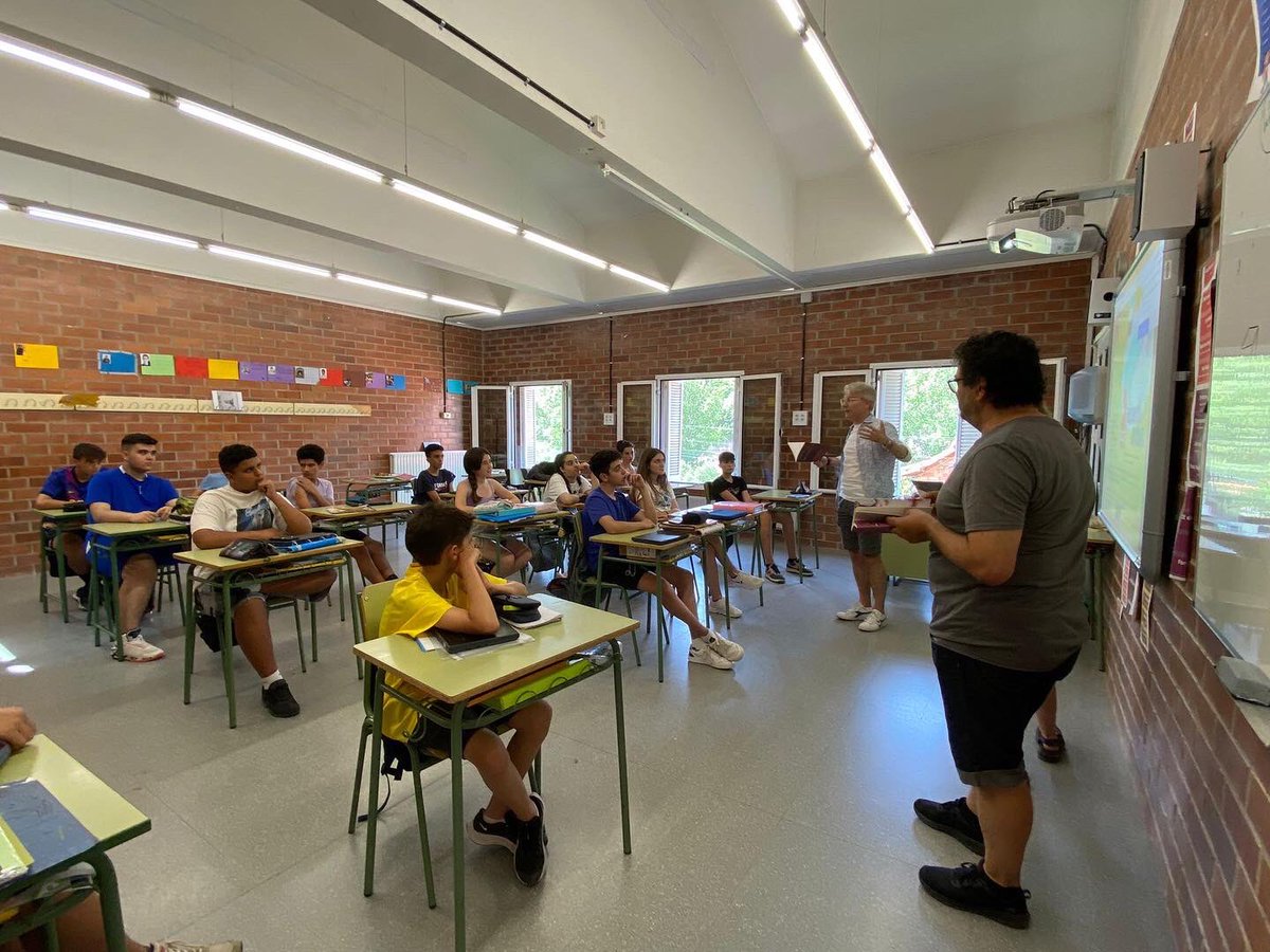 xavier_g_costa's tweet photo. Avui, hem parlat de #poesia amb la @chantalpoch , el @VZumajo i els alumnes de 3er d’ESO de l’institut @perefontdevila. Un autèntic plaer del qual n’hem gaudit tots!!! @carmebarniol @PeltFestival #escola #escolaencatalà #somescola #cultura #Catalunya #gironella #berguedà #català https://t.co/XZqNzLFoKv