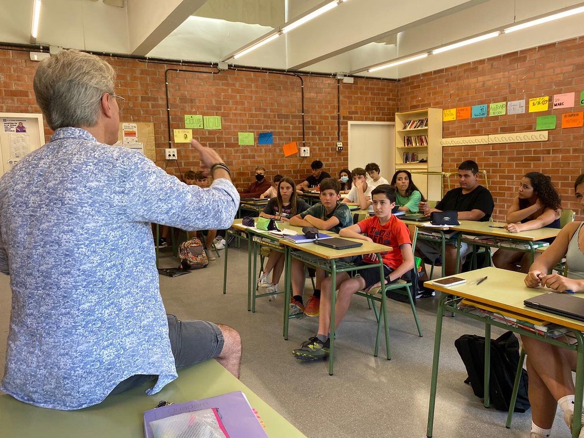 xavier_g_costa's tweet photo. Avui, hem parlat de #poesia amb la @chantalpoch , el @VZumajo i els alumnes de 3er d’ESO de l’institut @perefontdevila. Un autèntic plaer del qual n’hem gaudit tots!!! @carmebarniol @PeltFestival #escola #escolaencatalà #somescola #cultura #Catalunya #gironella #berguedà #català https://t.co/XZqNzLFoKv