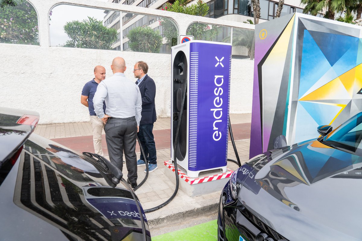 Sagulpa_'s tweet photo. 🔌¿Sabías que hemos instalado el primer cargador ultrarrápido de Canarias en #LasPalmasDeGranCanaria? ⚡️
Está ubicado frente a nuestras oficinas, tiene una potencia de 150 kW, y puedes usarlo con la app #JuicePass de @Endesa https://t.co/pHexqvW2P8