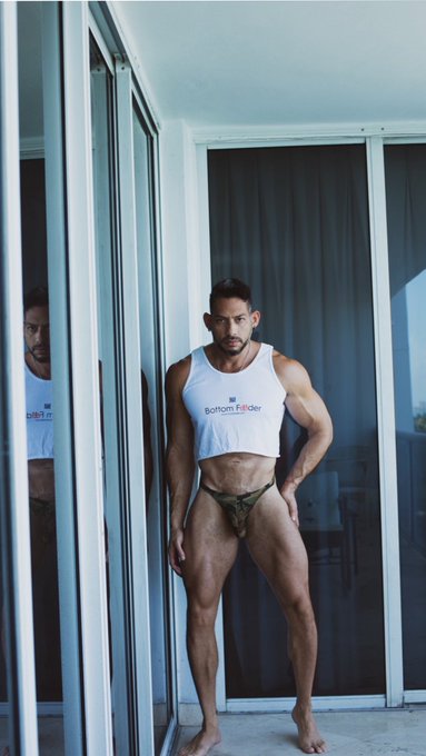 Bottom Feeder ?
.
? @makingart9
.

#picoftheday #posing #sexy #sexymen #gay #gaymen https://t.co/Dfo