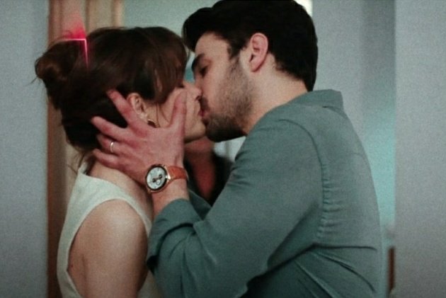 TheBisos's tweet photo. Ohhhh😭💃
#thefirstkiss
#GizliSakli..#NazMir https://t.co/IdVkbZWqug
