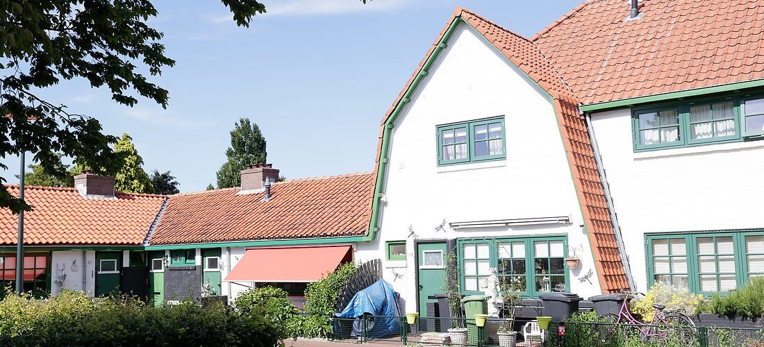 Zondag, op de Dag van de Architectuur staat de Hilversumse Electrobuurt in de belangstelling. We gaan op wijksafari door deze bijzondere buurt met een gids of met een speciale app. Daarna een stadsgesprek in wijkgebouw VONK. 
Doe mee!  Info: bit.ly/3zC1cSA