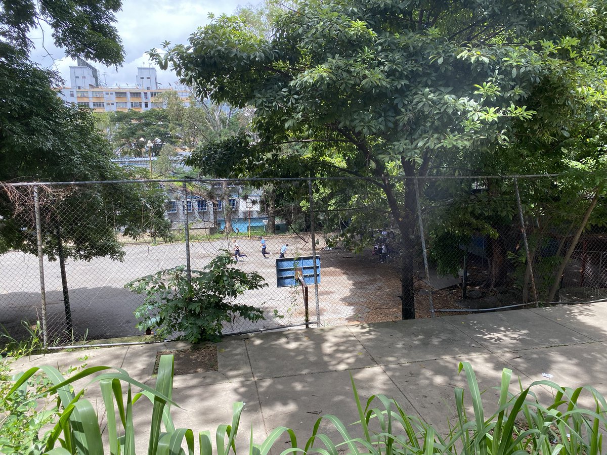 Estamos visitando la Unidad Educativa Nacional Mariano Picón Salas, de Petare Oeste, entregándoles los Recursos para la Adecuación Progresiva de las Instalaciones, piezas sanitarias, pinturas, mantos asfálticos, todos para la atención adecuada a los Estudiantes <a href="/HectoRodriguez/">Héctor Rodríguez C.</a>