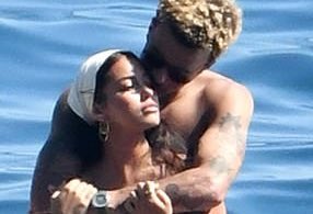 scoreboardSY's tweet photo. Everton’s Star Dele Alli revealed his new relationship with Justin Bieber's former crush Cindy Kimberly as he gave her passionate kisses on a yacht in Capri on Sunday.Oops! Dele couldn't resist giving Cindy a cheeky pat on the bottom as she sat on his knee https://t.co/eZbJuaSiRf