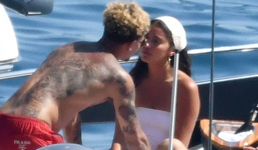 scoreboardSY's tweet photo. Everton’s Star Dele Alli revealed his new relationship with Justin Bieber's former crush Cindy Kimberly as he gave her passionate kisses on a yacht in Capri on Sunday.Oops! Dele couldn't resist giving Cindy a cheeky pat on the bottom as she sat on his knee https://t.co/eZbJuaSiRf