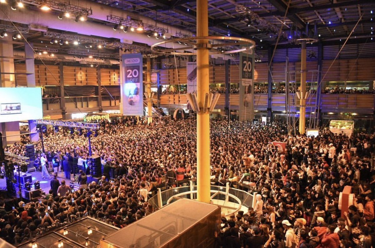 bhaviboi's tweet photo. KEEEEEE
increible recibir este tipo de amor despues de todos estos añosde trabajo GRACIAS❤️‍🔥
8000+ personas🤯
supero las expectativas mira lo chikito que nos quedo el escenario jajsjdjs
pronto armamos un show masivo IDI
fue una presentacion de album historica
HOY POCHOCLOS 19:00🍿 https://t.co/4GkGTqbPtw