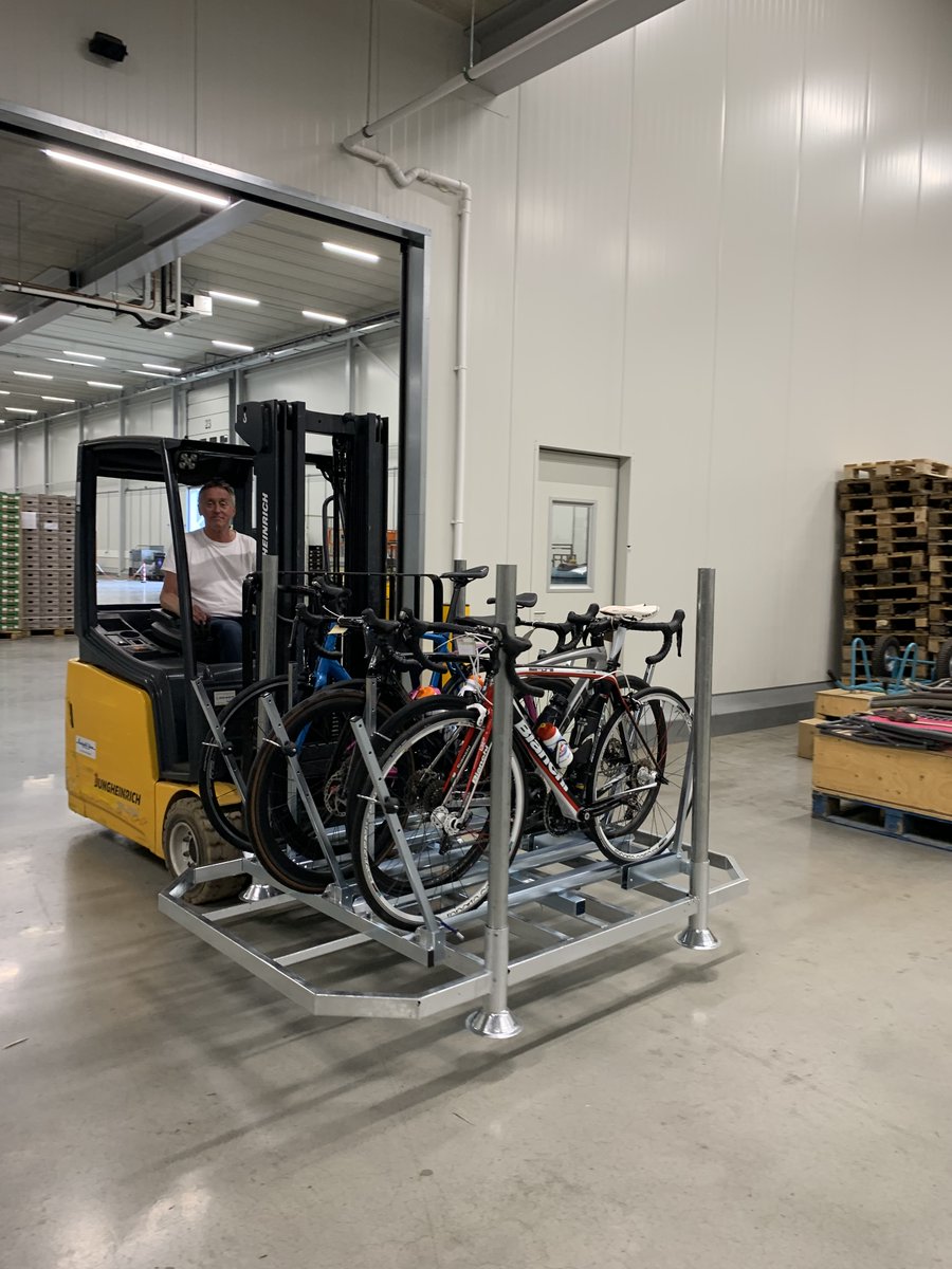teamwestland's tweet photo. De bagage &amp; fietsen zijn ingeleverd, de groentes voor de saladebar zijn binnen, alle apparatuur &amp; aankleding voor de talkshow van @wosmedia staat klaar en de planten  voor de overige aankleding is ook aanwezig.

Dus de 4 Team Westland trailers zijn zo goed als klaar voor vertrek! https://t.co/05i6MG22Ic